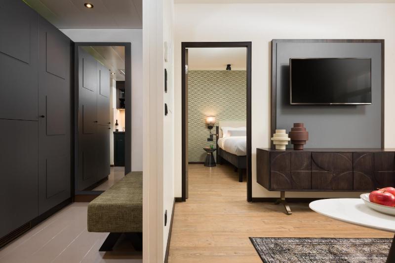 One-Bedroom Apartment image 4