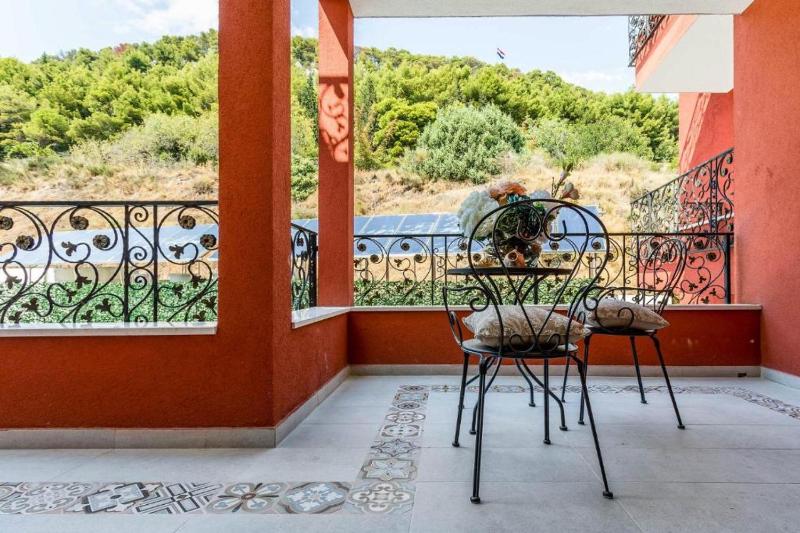 Superior Double Room with Balcony - Free Parking image 2