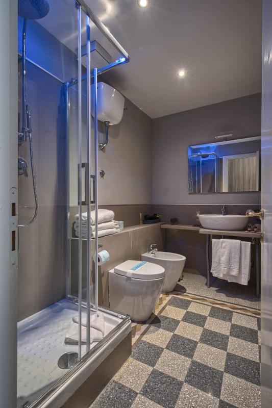 Quadruple Room image 4