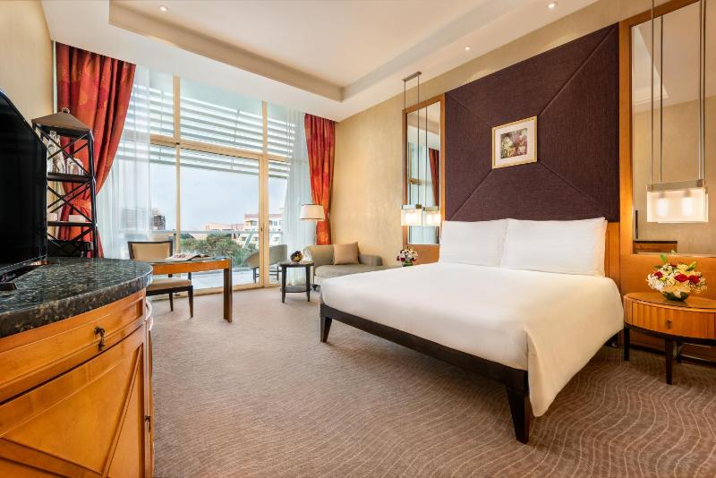 Deluxe Gulf View Room King– Free daily shuttle bus to Yas attractions, Yas Mall and Grand Mosque image 4