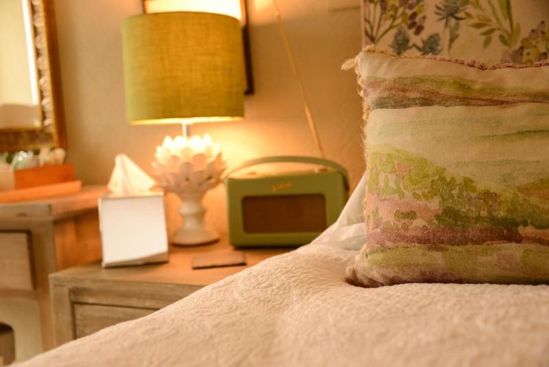 Single Room with Bath image 4