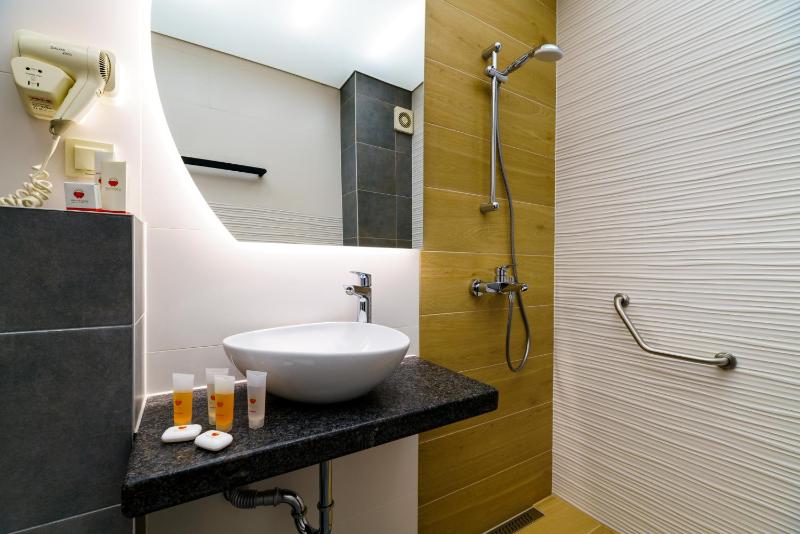 Deluxe Double Room with Balcony image 2
