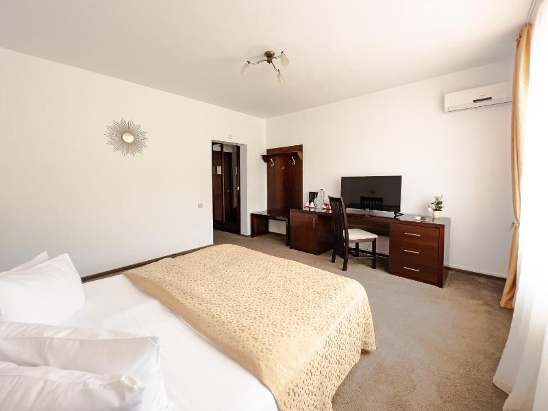 Double Room image 1