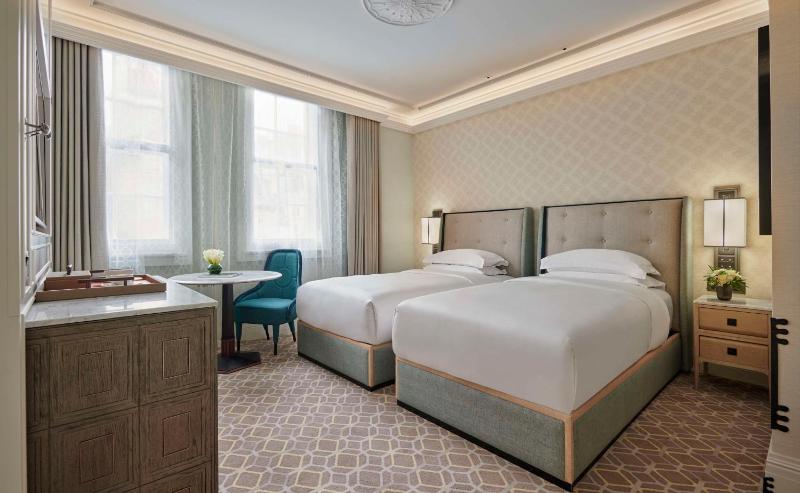 Twin Room image 4
