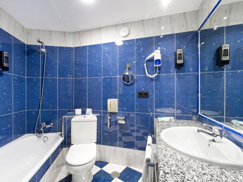 Twin Room with Extra Bed (2 Adults + 1 Child) image 1