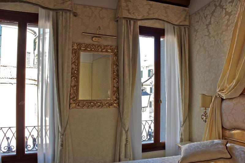 Deluxe Double or Twin Room with City View image 3