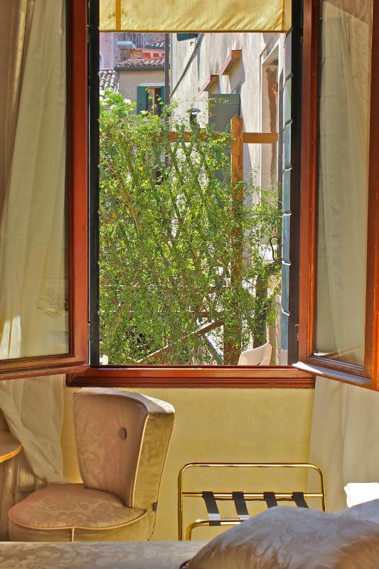 Deluxe Double Room with Balcony image 2