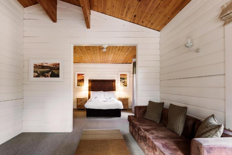 Woodland Cabin Executive double image 2