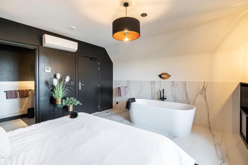 King Room with Garden View image 1