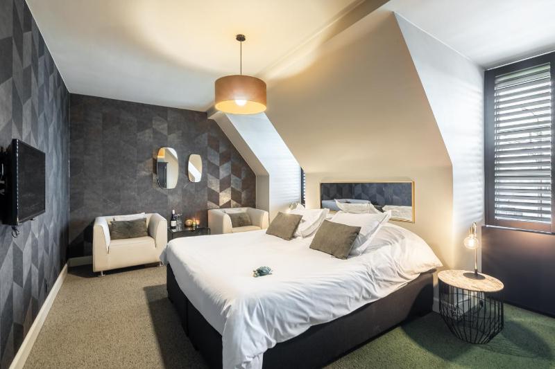 Deluxe King Room image 3