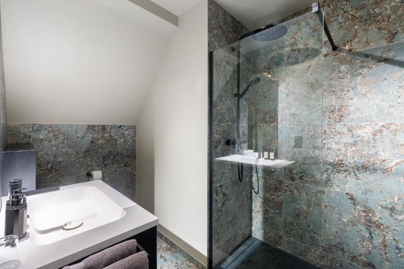 Deluxe King Room image 1
