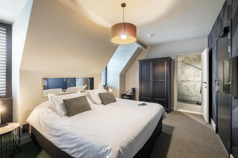 Deluxe King Room image 4