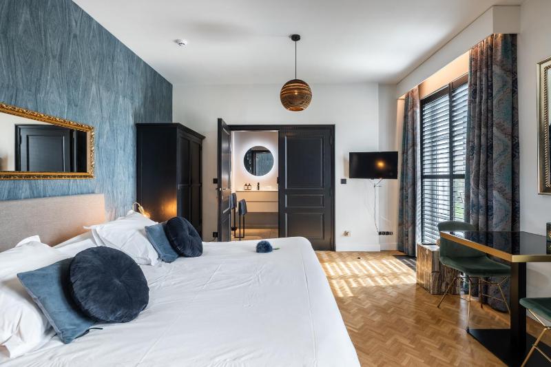 Deluxe King Room image 1