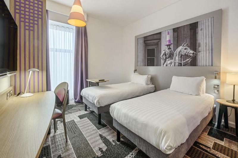 Standard Twin Room image 3