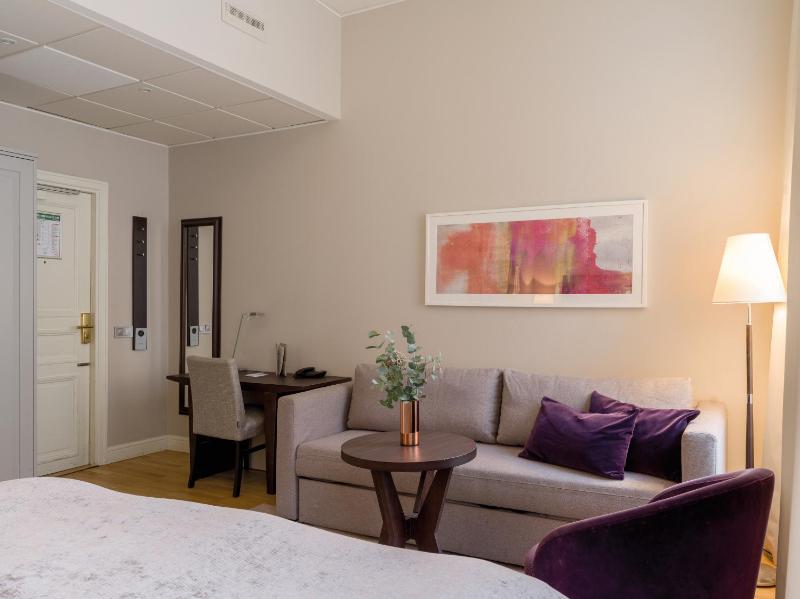 Family Room image 3