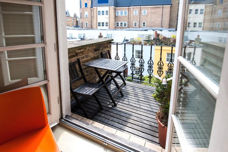 Deluxe Double Room with Balcony image 3
