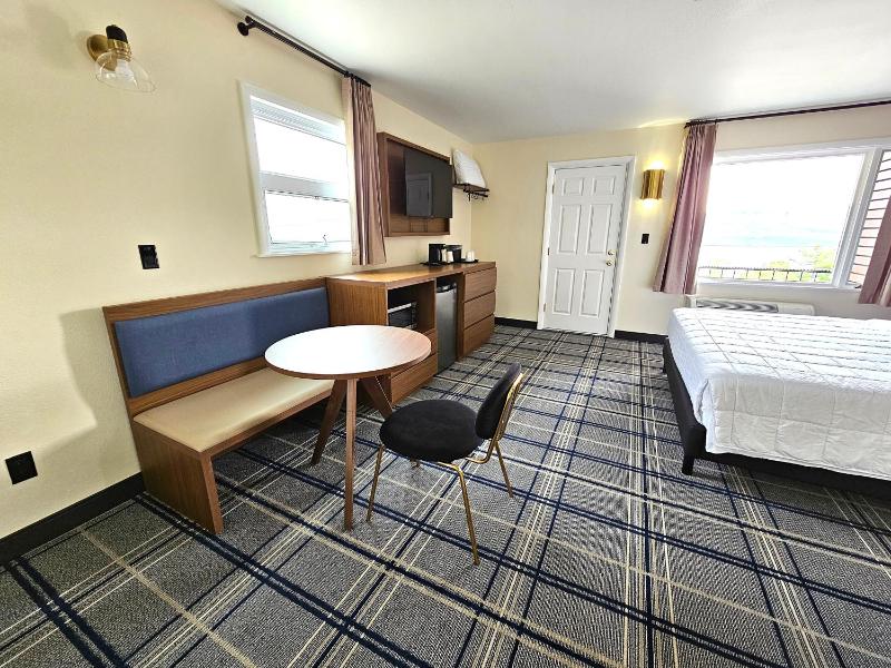 King Room with Lake View image 1