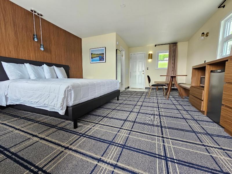 King Room with Lake View image 4
