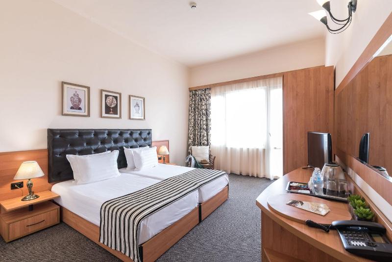 Double Room with Balcony image 4