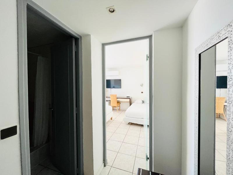 Standard Triple Room with Sea View image 3