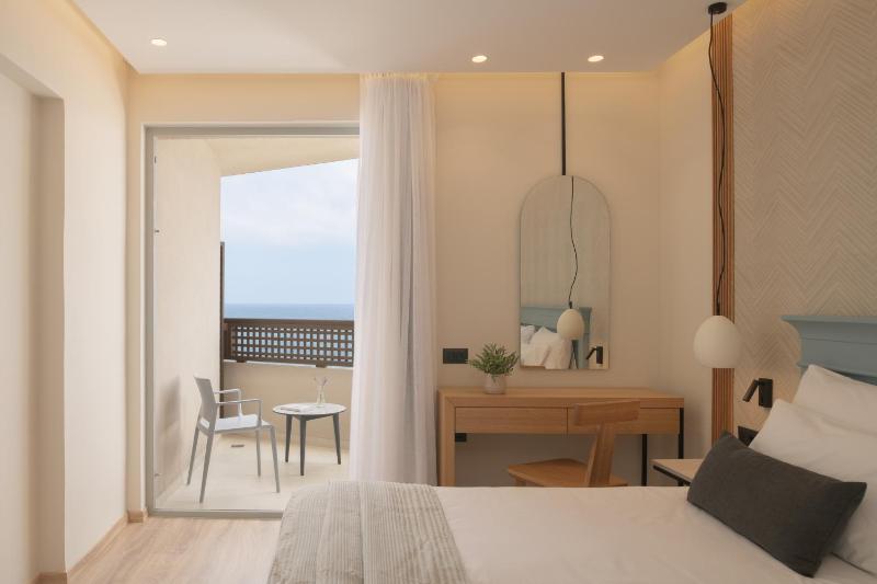 Double Room with Sea View image 2