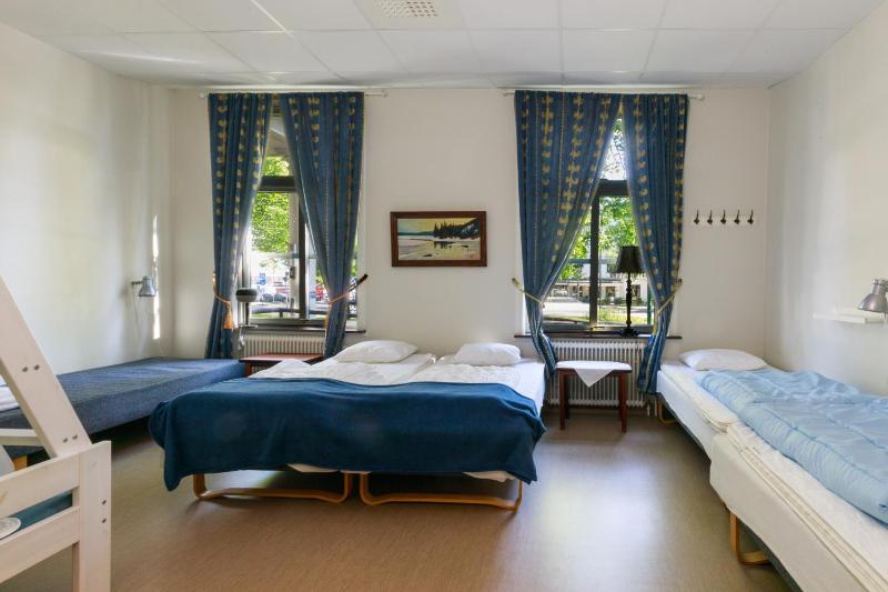 Family Room with Shared Bathroom (6 Adults) image 1