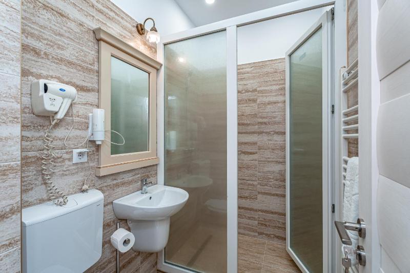 Twin Room image 3