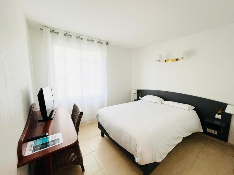 Double Room with Street View image 1