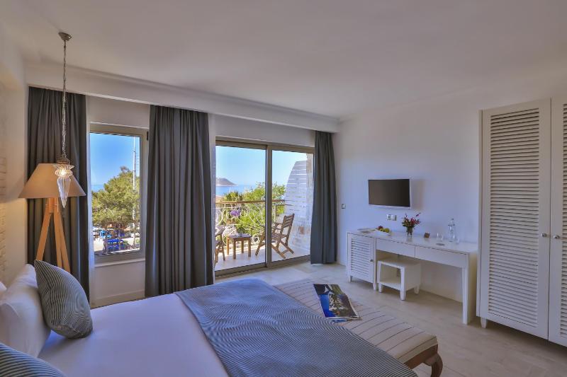 Deluxe Double Room with Sea View and Balcony image 4