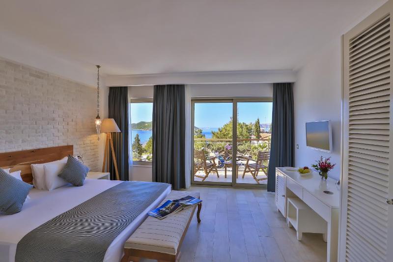 Deluxe Double Room with Sea View and Balcony image 2
