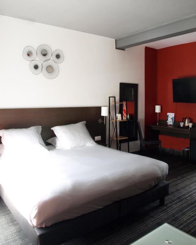 Deluxe Double Room (2 Adults + 1 Child) image 4
