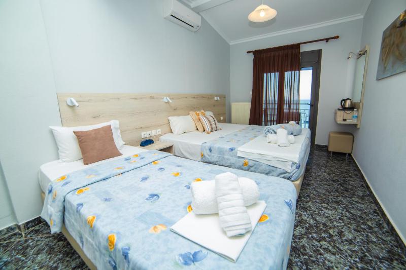 Triple Room with Sea View image 1