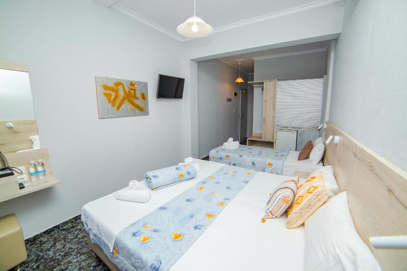Triple Room with Sea View image 3