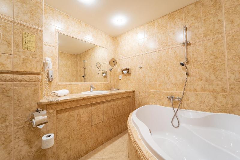Deluxe Double Room with Bath image 2