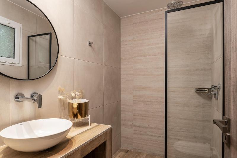 Standard Double Room image 3