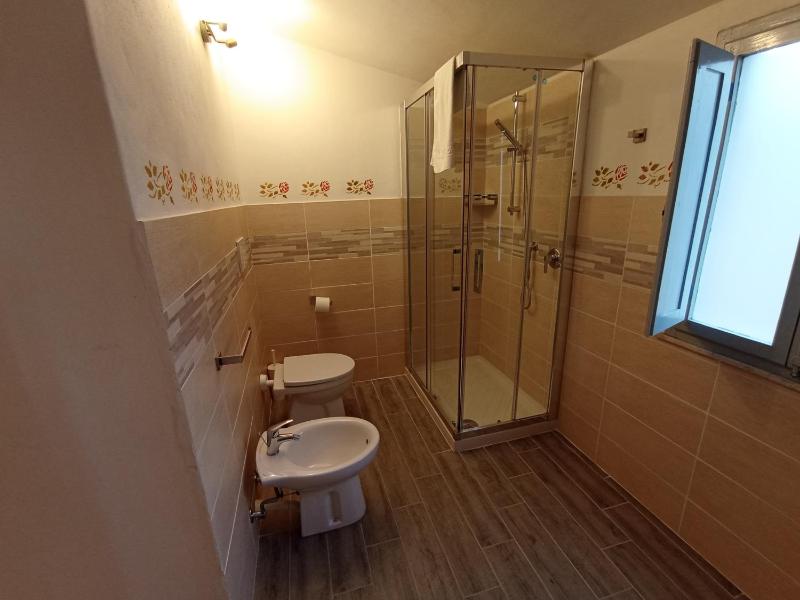Large Double Room image 3