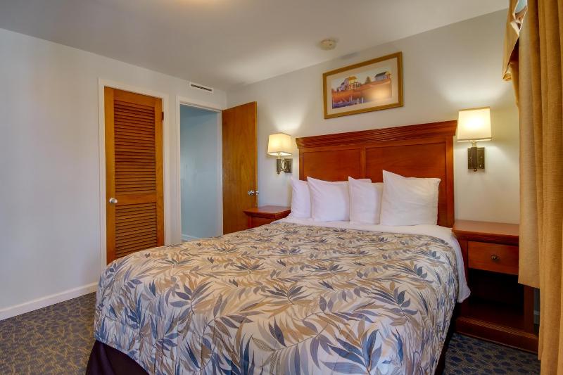 Queen Suite with Ocean View image 3