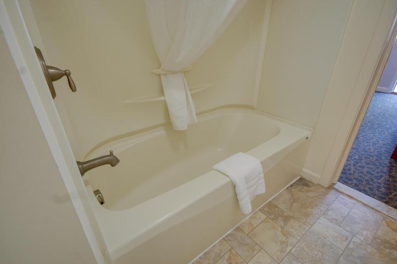 Queen Suite with Ocean View image 4
