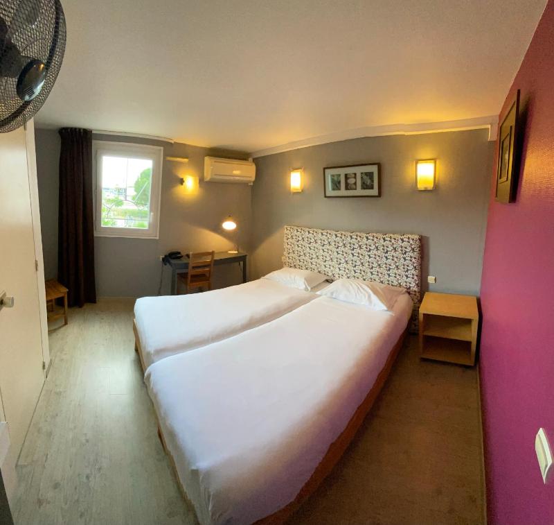Twin Room image 1