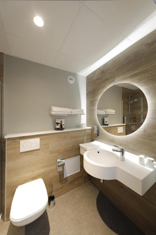 Standard Queen Room - Non-Smoking image 3