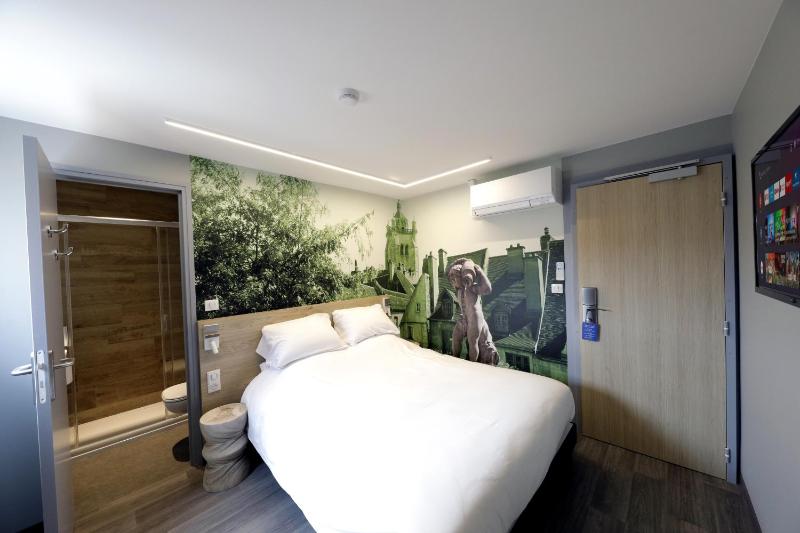 Standard Queen Room with Roll-In Shower - Disability Access/Non-Smoking image 3