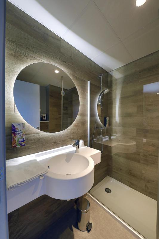 Standard Twin Room - Non-Smoking image 4