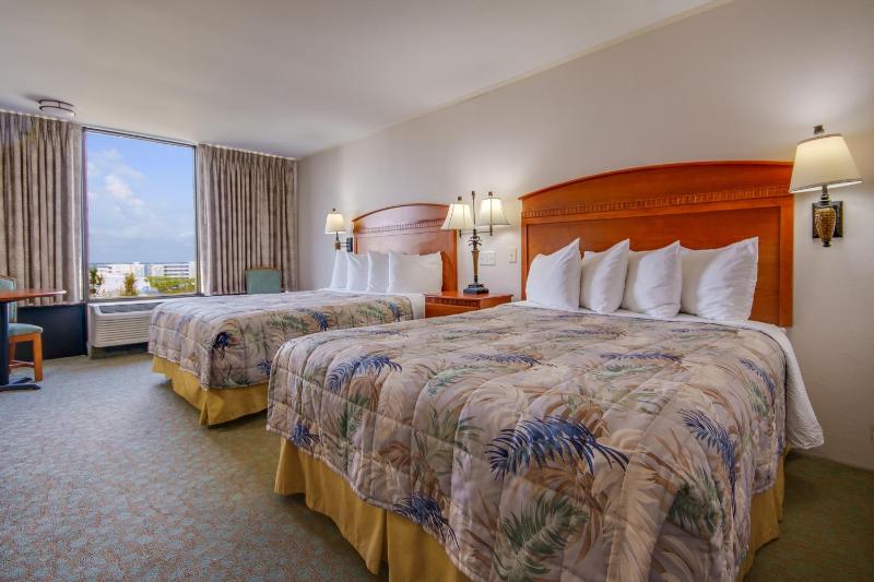 Queen Room with City View image 1