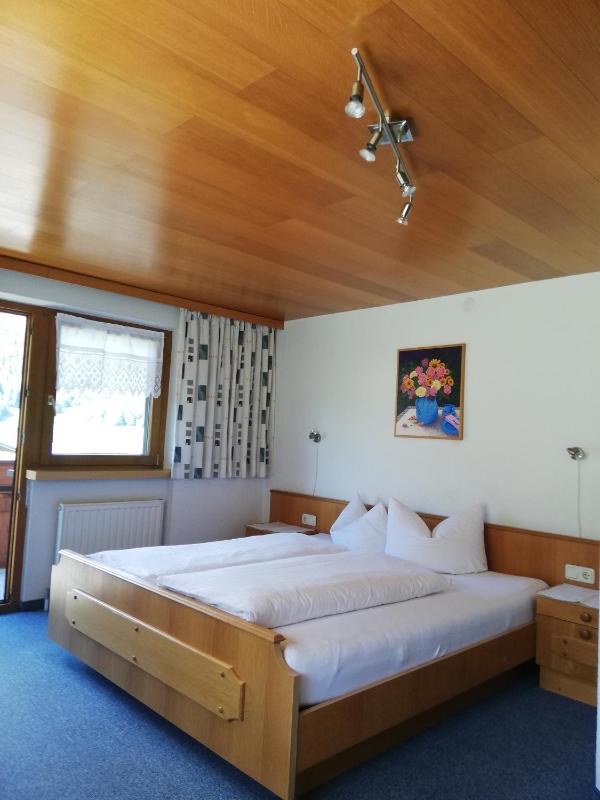 Double Room with Balcony image 4