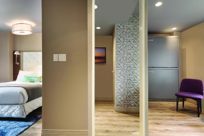 Premium Queen Suite image 3