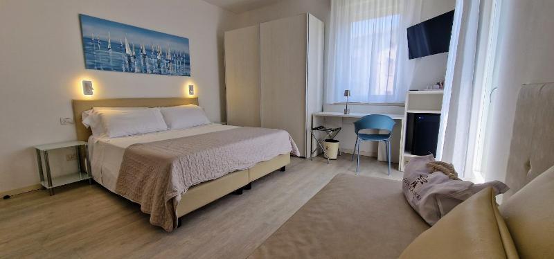 Large Double or Twin Room image 4