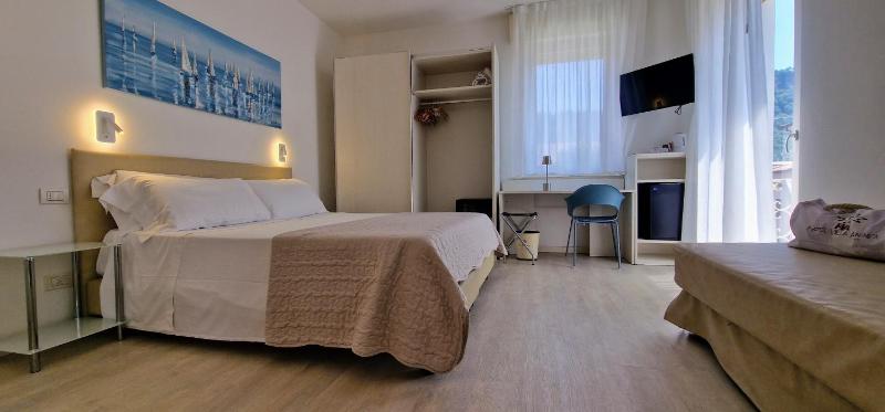 Large Double or Twin Room image 2
