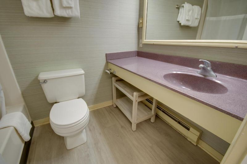 Queen Room with Balcony and Ocean View image 3