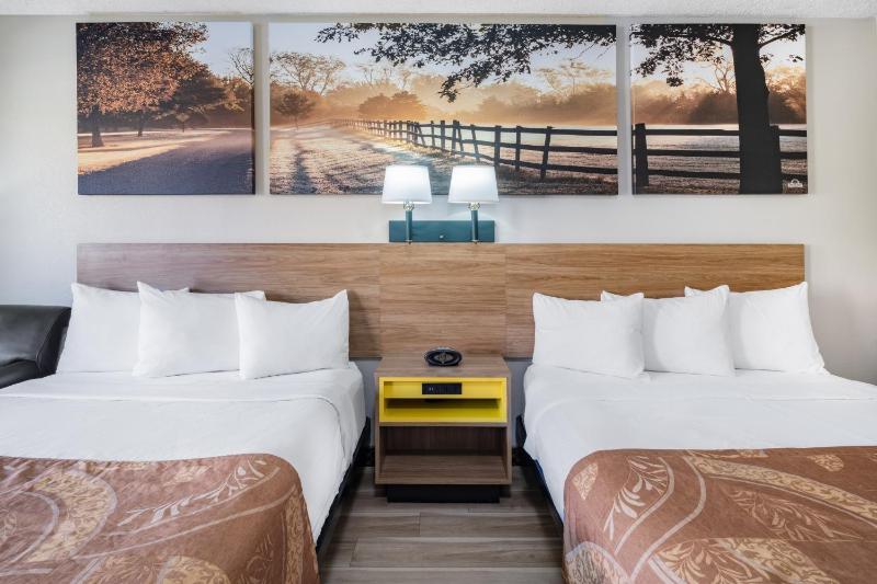 Deluxe Queen Room with Two Queen Beds -Disability Access - Non-Smoking image 4