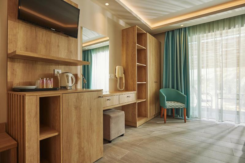 Junior Suite with Pool View image 4